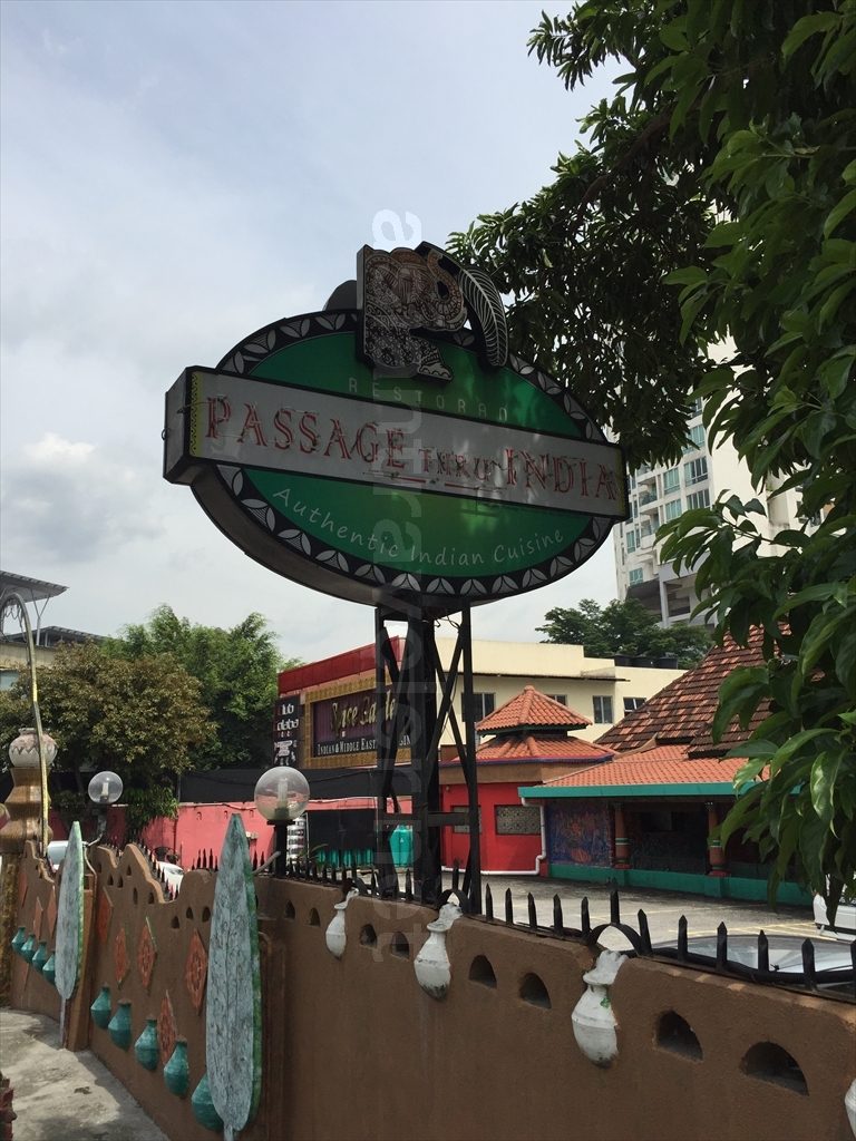 インド料理店「Passage Thru India」の看板